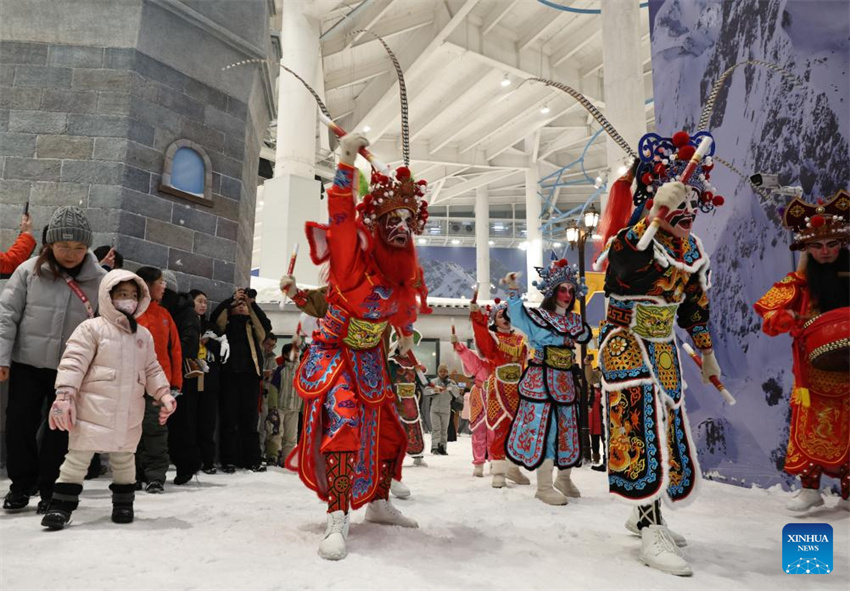 Visitantes se divertem em parque temático de gelo e neve indoor em Shanghai