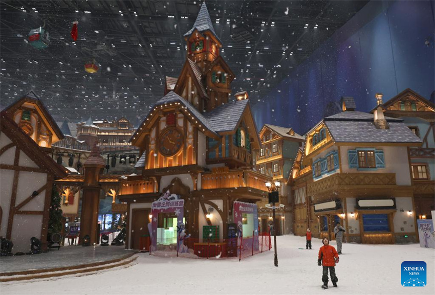 Visitantes se divertem em parque temático de gelo e neve indoor em Shanghai