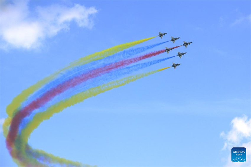 Equipe acrobática da Força Aérea do Exército de Libertação Popular da China se apresenta no Singapore Airshow