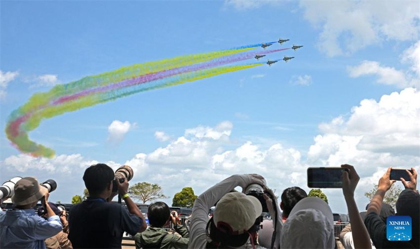 Equipe acrobática da Força Aérea do Exército de Libertação Popular da China se apresenta no Singapore Airshow
