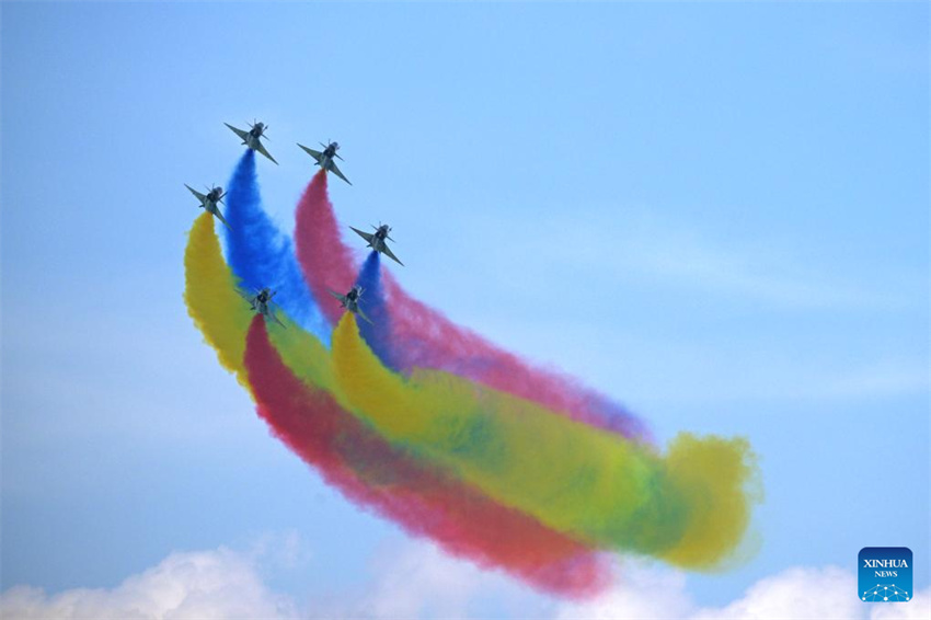 Equipe acrobática da Força Aérea do Exército de Libertação Popular da China se apresenta no Singapore Airshow