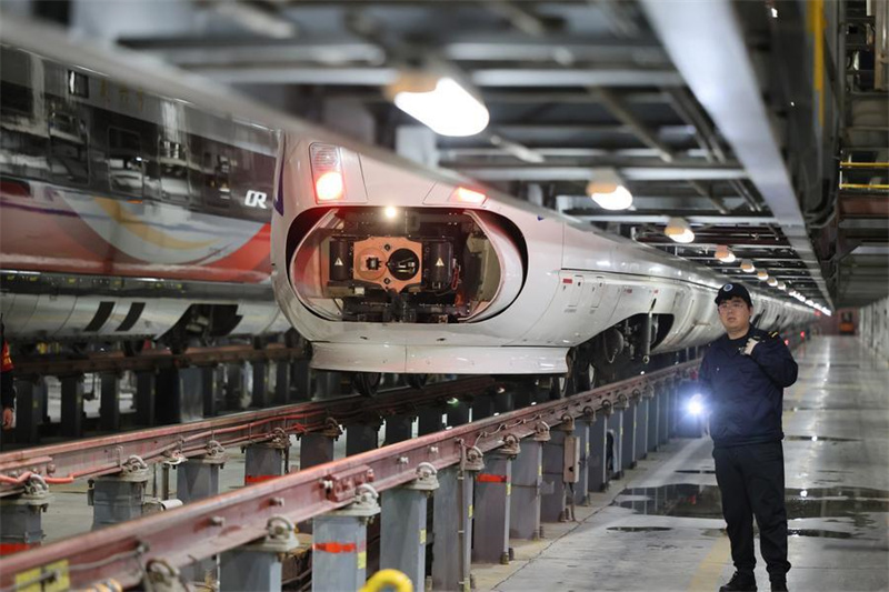 Operários de manutenção de trens-bala garantem segurança das viagens durante Festival da Primavera