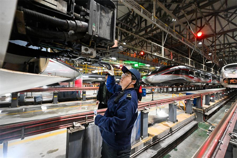 Operários de manutenção de trens-bala garantem segurança das viagens durante Festival da Primavera