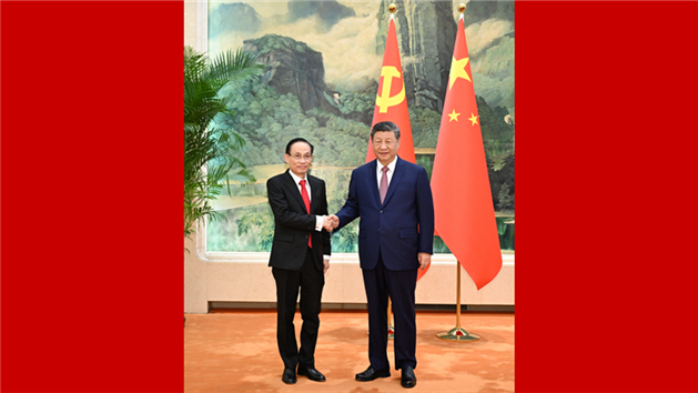 Xi Jinping afirma que China sempre atribui grande importância às relações com Vietnã