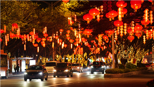 Xiamen se ilumina para receber Ano do CavaloCom a aproximação do Festival da Primavera do Ano do Cavalo, a cidade de Xiamen, na província de Fujian, no leste da China, foi adornada com decorações festivas.