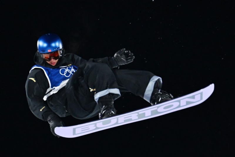 Snowboarder chinês Su Yiming conquista sua primeira medalha em Milão-Cortina