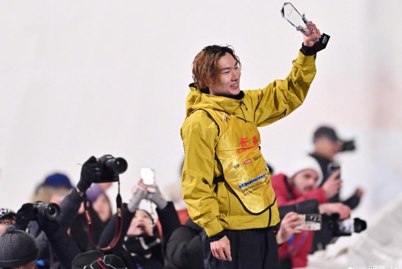 Snowboarder chinês Su Yiming conquista sua primeira medalha em Milão-Cortina