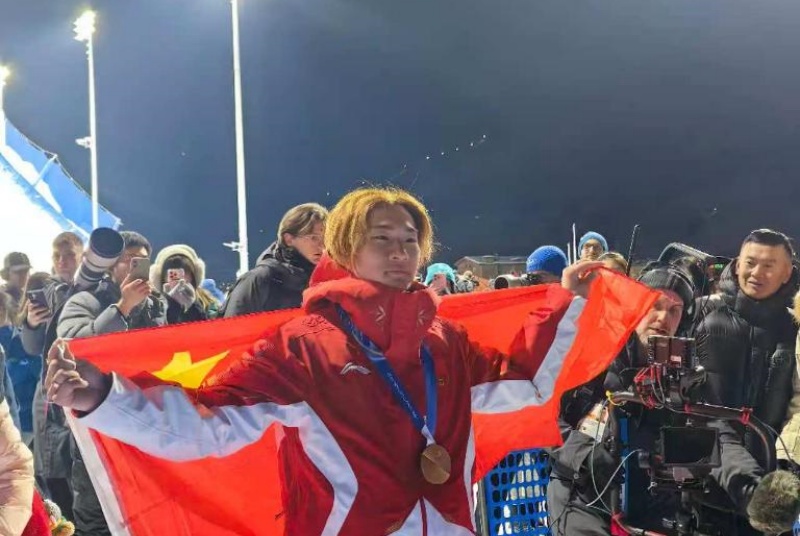 Snowboarder chinês Su Yiming conquista sua primeira medalha em Milão-Cortina