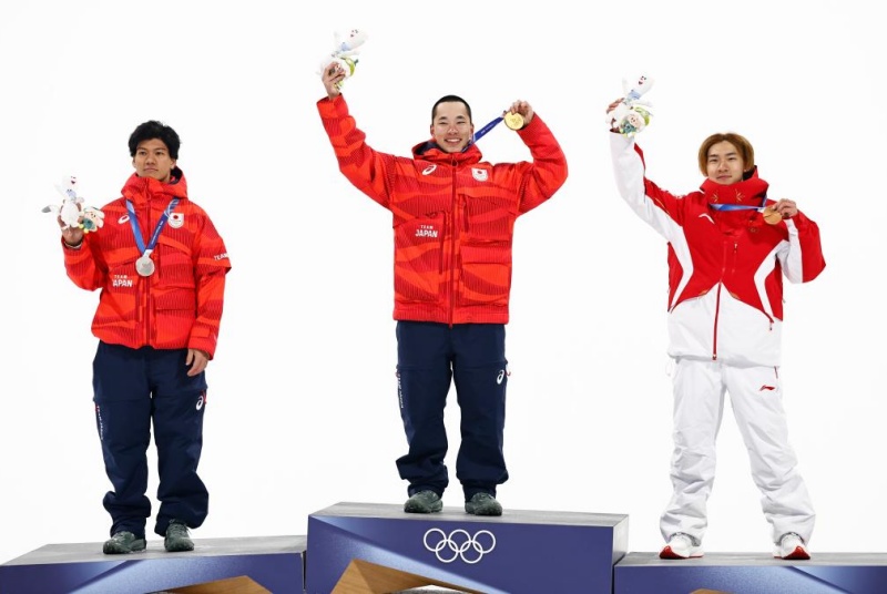 Snowboarder chinês Su Yiming conquista sua primeira medalha em Milão-Cortina