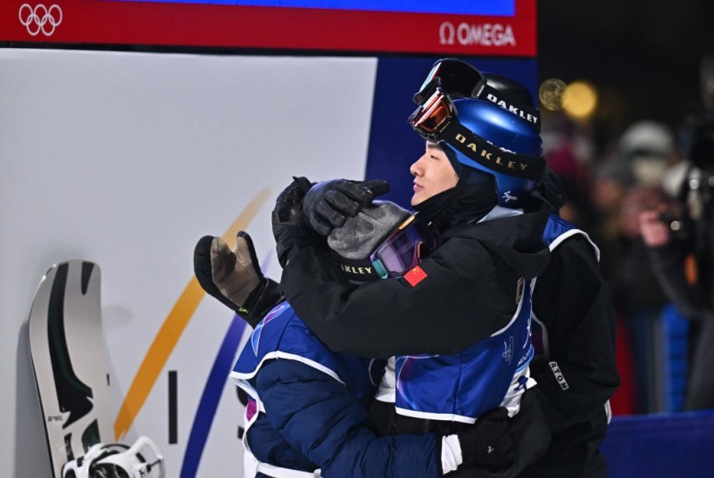 Snowboarder chinês Su Yiming conquista sua primeira medalha em Milão-Cortina
