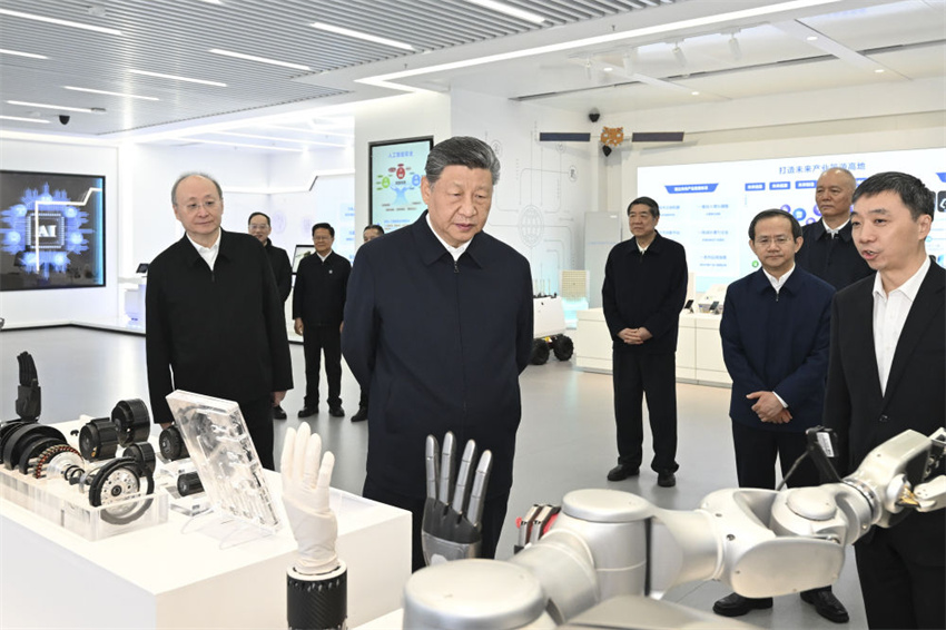 Xi Jinping visita parque de inovação em TI em Beijing