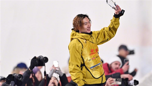 Snowboarder chinês Su Yiming conquista sua primeira medalha em Milão-Cortina