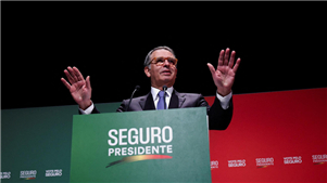 António José Seguro vence eleições presidenciais em PortugalOs resultados do apuramento da segunda volta das eleições presidenciais em Portugal mostram que o candidato do Partido Socialista, de centro-esquerda, António José Seguro, venceu as eleições presidenciais no país com mais de 66% dos votos.
