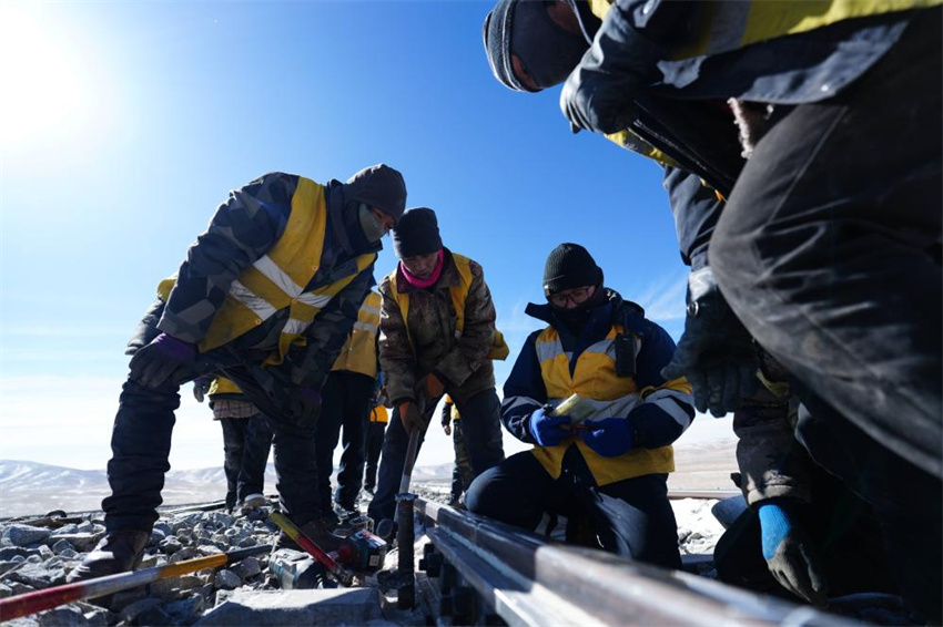 Mecânicos ferroviários garantem segurança de viagens durante o pico do Festival da Primavera nas montanhas Kunlun