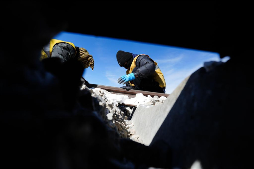 Mecânicos ferroviários garantem segurança de viagens durante o pico do Festival da Primavera nas montanhas Kunlun