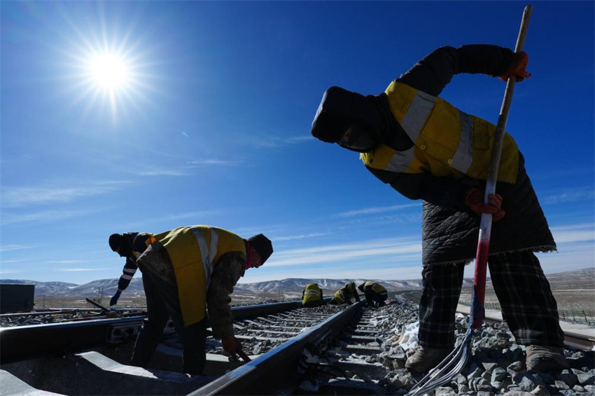Mecânicos ferroviários garantem segurança de viagens durante o pico do Festival da Primavera nas montanhas Kunlun
