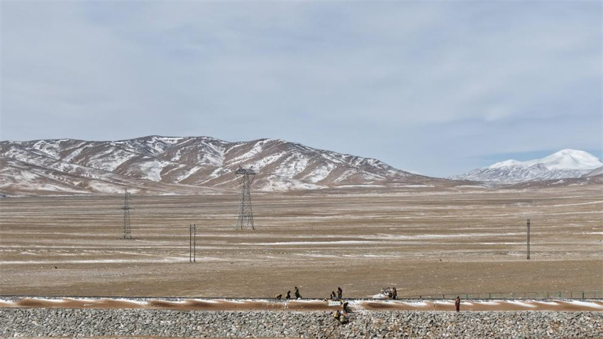 Mecânicos ferroviários garantem segurança de viagens durante o pico do Festival da Primavera nas montanhas Kunlun
