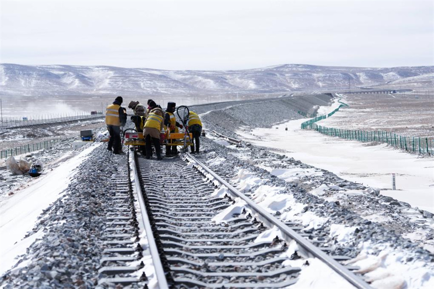 Mecânicos ferroviários garantem segurança de viagens durante o pico do Festival da Primavera nas montanhas Kunlun