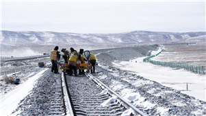 Mecânicos ferroviários garantem segurança de viagens durante o pico do Festival da Primavera nas montanhas KunlunNas profundezas das montanhas Kunlun, os mecânicos das oficinas ferroviárias intensificaram as patrulhas em pontos-chave ao longo da linha ferroviária Qinghai-Xizang, na província de Qinghai.