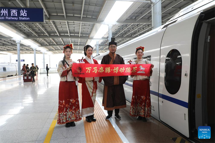 Museus móveis levam patrimônio cultural de Gansu até ao interior dos trens