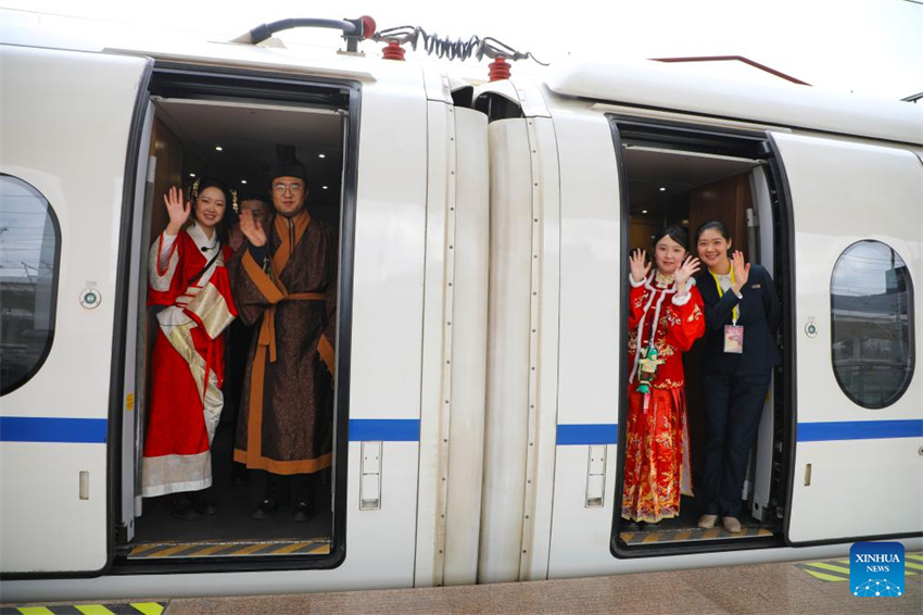 Museus móveis levam patrimônio cultural de Gansu até ao interior dos trens