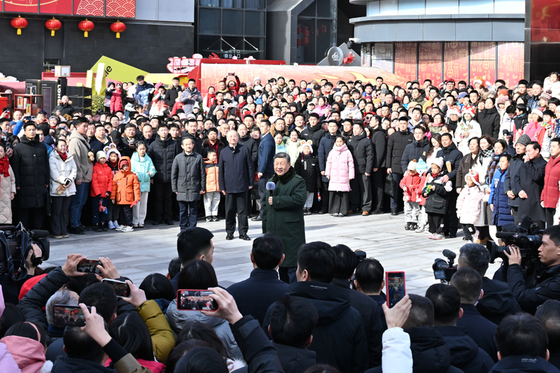 Xi Jinping visita pessoas em Beijing antes da Festa da Primavera