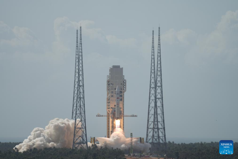 China realiza teste de voo de baixa altitude do foguete Longa Marcha-10