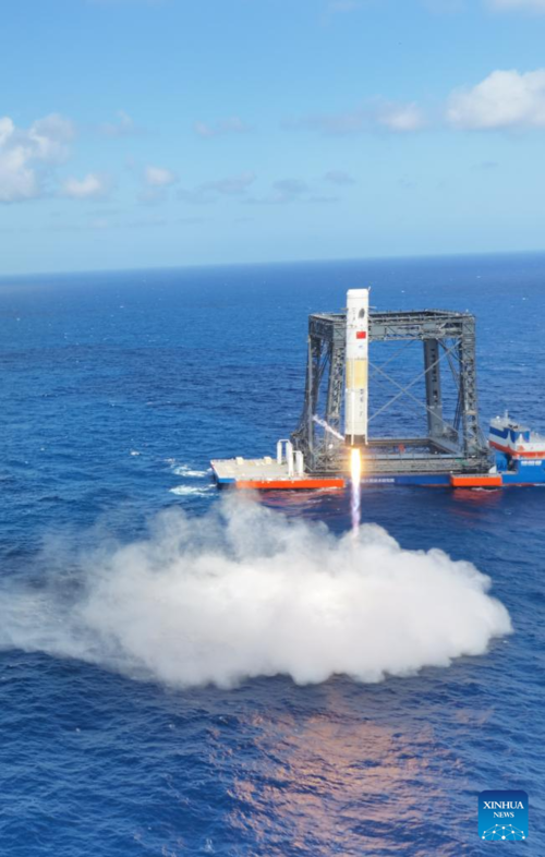 China completa primeira recuperação da cápsula de retorno de espaçonave a partir do mar