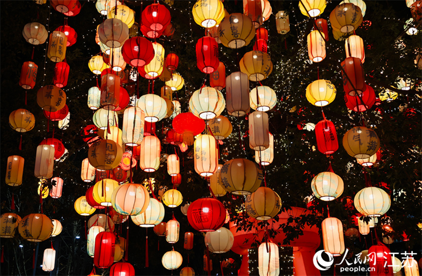 40ª edição do Festival das Lanternas de Qinhuai é inaugurada em Nanjing