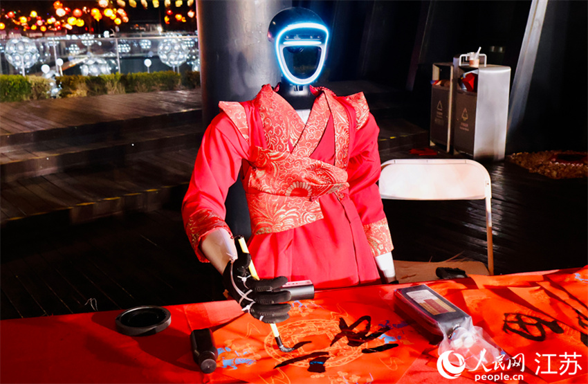 40ª edição do Festival das Lanternas de Qinhuai é inaugurada em Nanjing