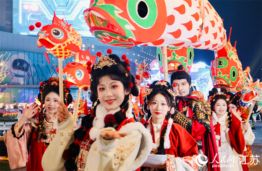 40ª edição do Festival das Lanternas de Qinhuai é inaugurada em Nanjing