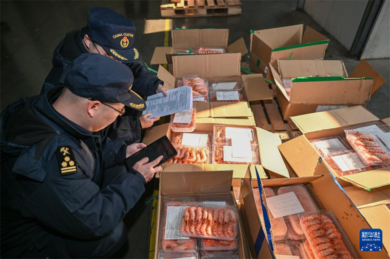 China: produtos frescos do exterior “invadem” feiras do Ano Novo Chinês