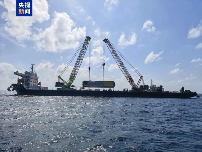 Primeiro estágio do foguete Longa Marcha-10 é recuperado do mar pela primeira vez na China