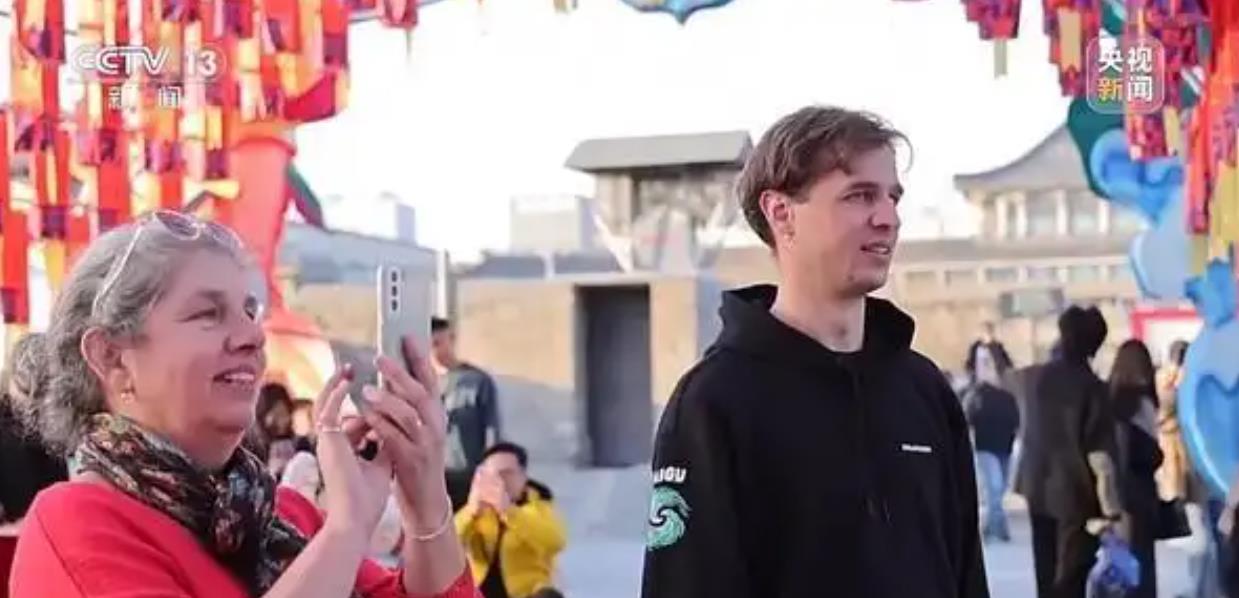 Galopando em direção à tradição, viajantes internacionais lotam a China para Festa da Primavera do Ano do CavaloCom o Ano do Cavalo se aproximando, mais turistas internacionais estão se juntando às festividades tradicionais da Festa da Primavera da China.