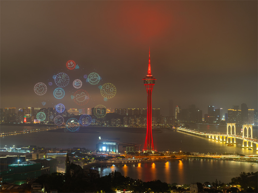 Espetáculo com drones e fogos de artifício realizado em Macau para celebrar o Festival da Primavera