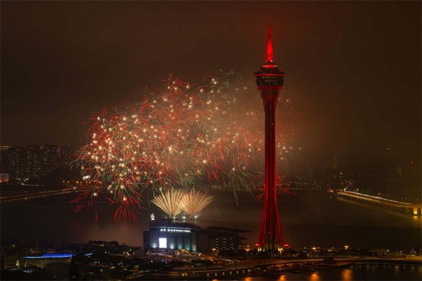Espetáculo com drones e fogos de artifício realizado em Macau para celebrar o Festival da Primavera