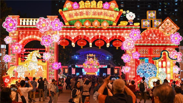 Luzes iluminam Guangzhou no preâmbulo do Festival das Lanternas