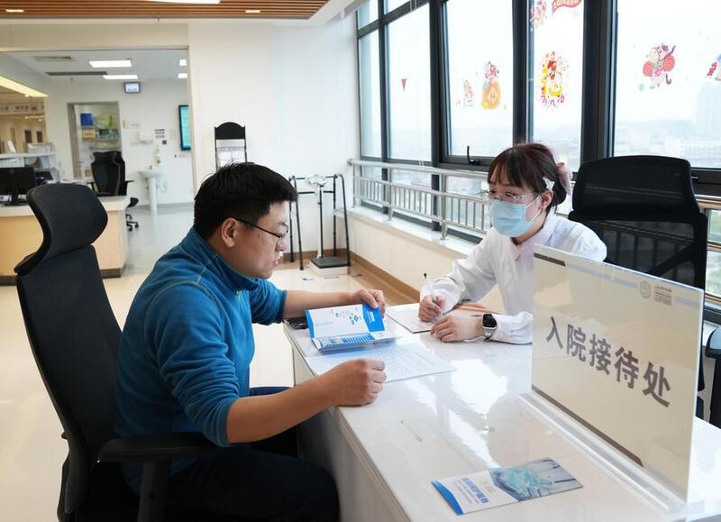 Hospitais chineses avançam com projeto-piloto de cuidados sem acompanhantes