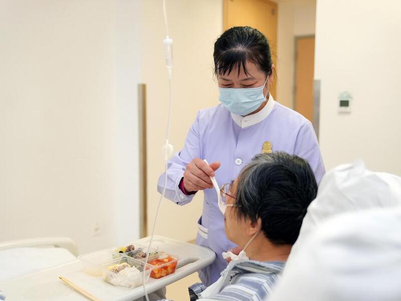 Hospitais chineses avançam com projeto-piloto de cuidados sem acompanhantes