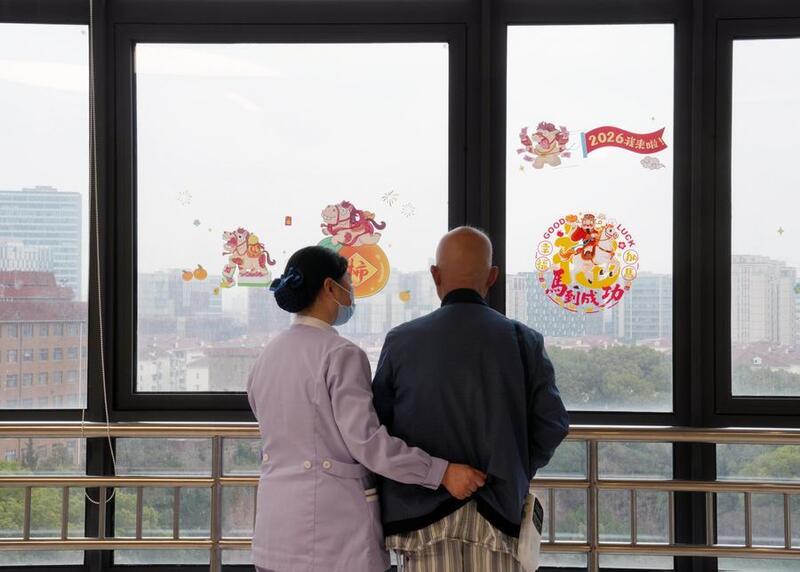 Hospitais chineses avançam com projeto-piloto de cuidados sem acompanhantes