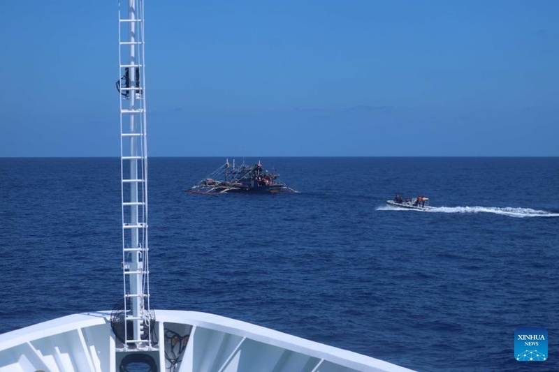 Guarda Costeira da China expulsa navios filipinos que invadiram ilegalmente águas de Huangyan Dao