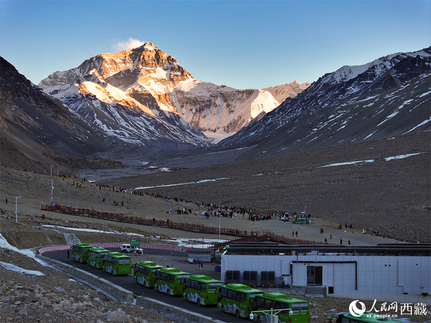 Número de visitantes na área cênica do Monte Qomolangma durante o Festival da Primavera bate recorde