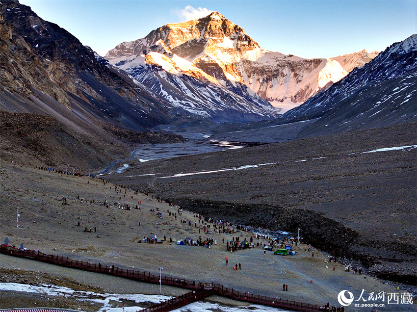 Número de visitantes na área cênica do Monte Qomolangma durante o Festival da Primavera bate recorde