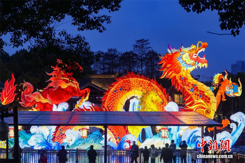 Nanjing brilha em um mar de luzes na véspera do Festival das Lanternas