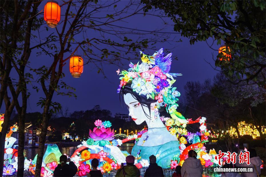 Nanjing brilha em um mar de luzes na véspera do Festival das Lanternas