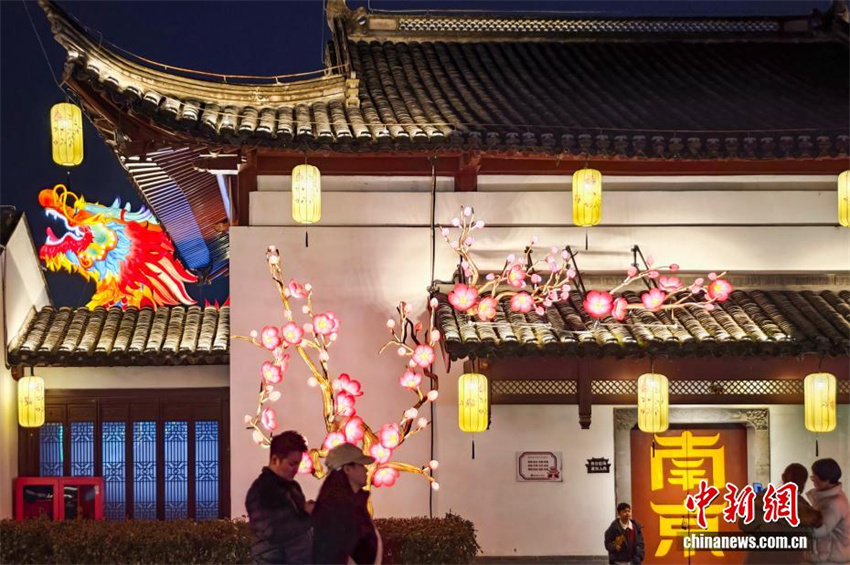 Nanjing brilha em um mar de luzes na véspera do Festival das Lanternas