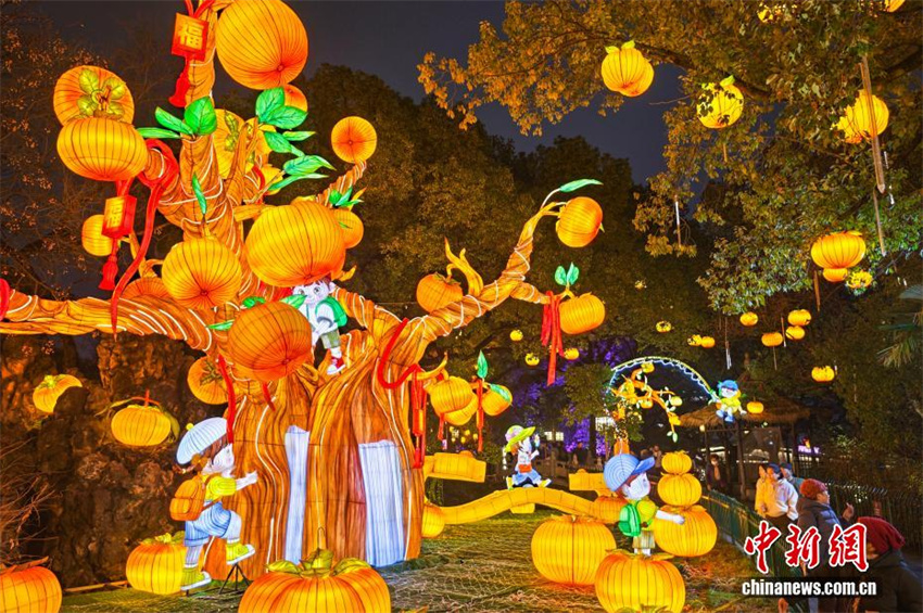 Nanjing brilha em um mar de luzes na véspera do Festival das Lanternas