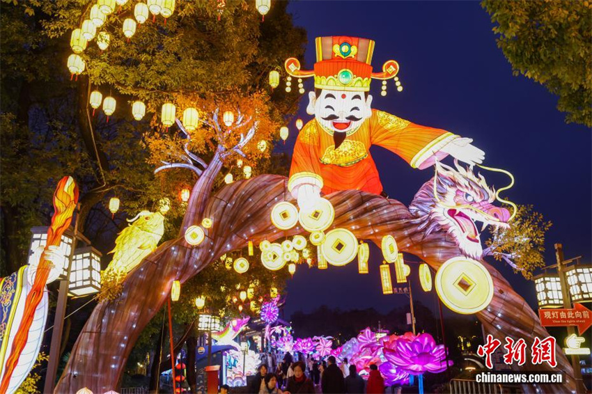 Nanjing brilha em um mar de luzes na véspera do Festival das Lanternas