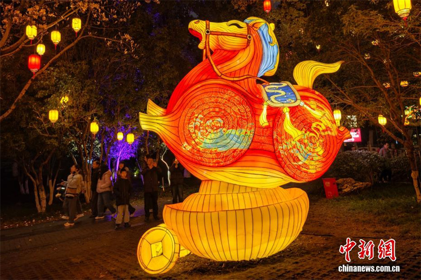 Nanjing brilha em um mar de luzes na véspera do Festival das Lanternas