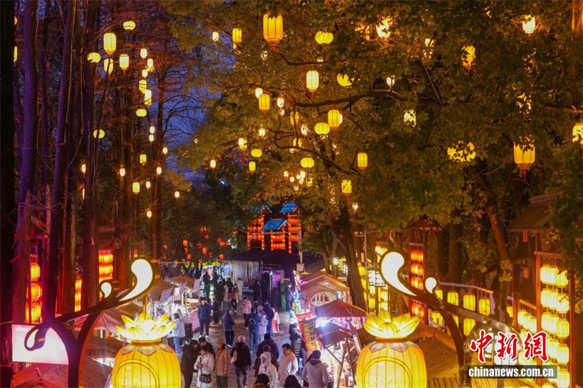Nanjing brilha em um mar de luzes na véspera do Festival das Lanternas